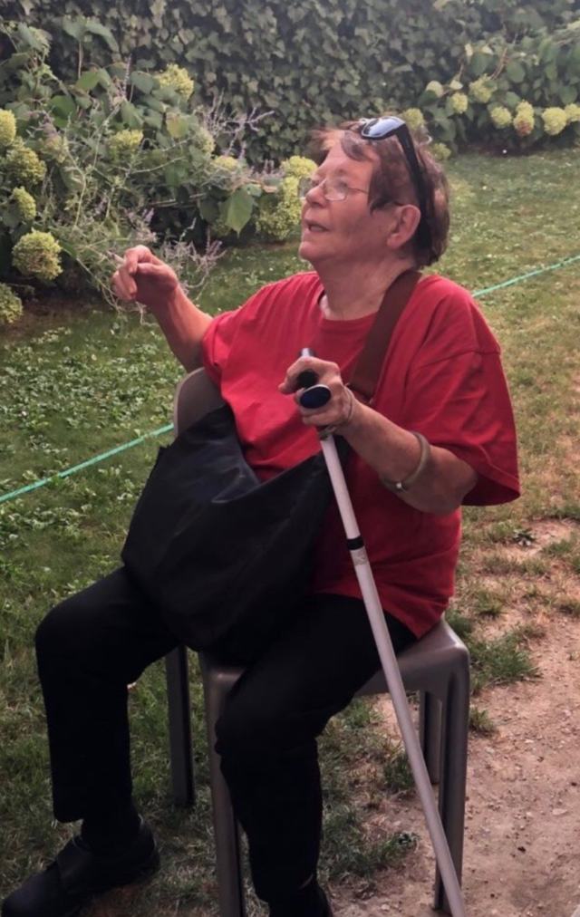 Francine Simonin, sur la terrasse à Roussillon